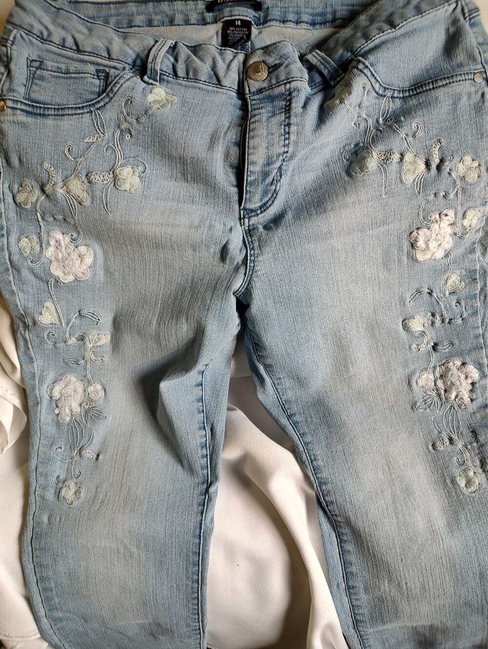 EUC D.Jeans Embroidered Jeans